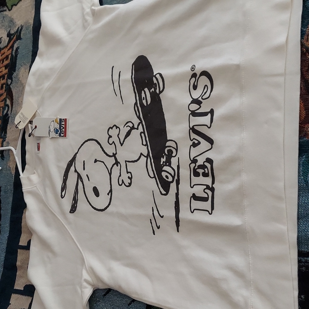 Levis Sweater T Snoopy Edition.